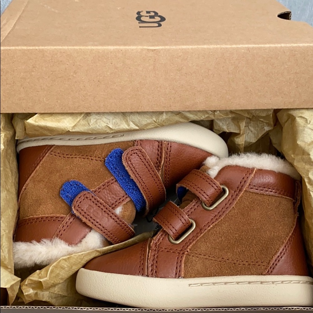 New kids UGG boots size 6